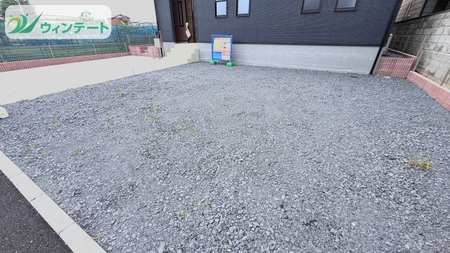 石岡市府中2期　新築戸建の駐車場|ゆとりの駐車スペース5台は、ゲストへの受け入れもスムーズ。休日の洗車も快適。
