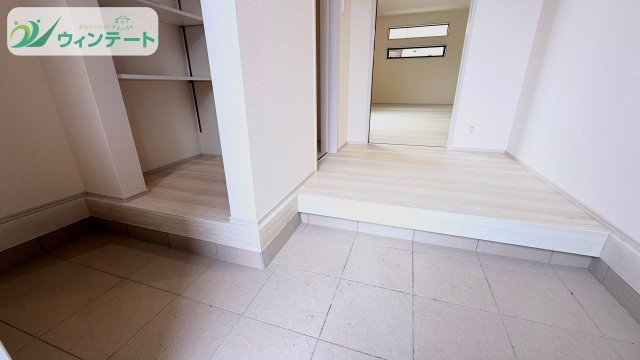 石岡市府中2期　新築戸建の玄関|明るく開放感のある玄関ホール。帰宅時にほっとする落ち着いた雰囲気が魅力です。