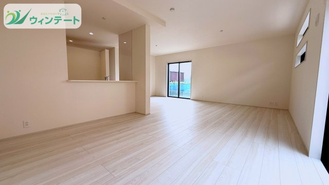 石岡市府中2期　新築戸建の居間・リビング|同仕様のLDK写真です。28.5帖の広さとナチュラルなデザインで、家族の暮らしに寄り添う空間です♪