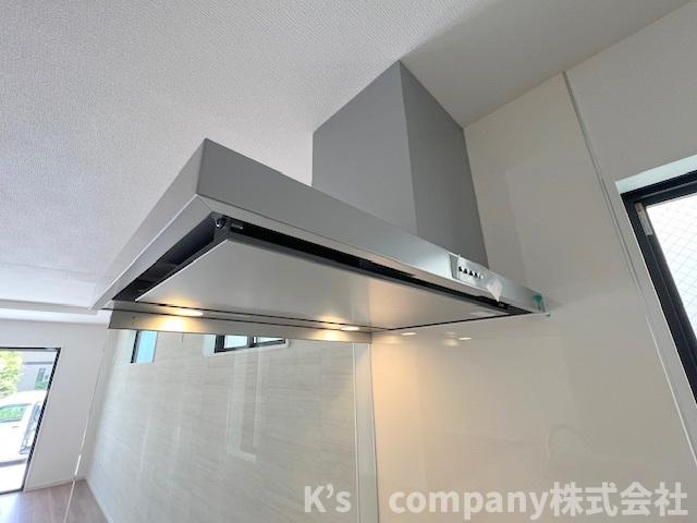 ◎茅ヶ崎市東海岸北5丁目　新築戸建　3号棟のキッチン|お手入れのしやすいスリムタイプのレンジフード☆