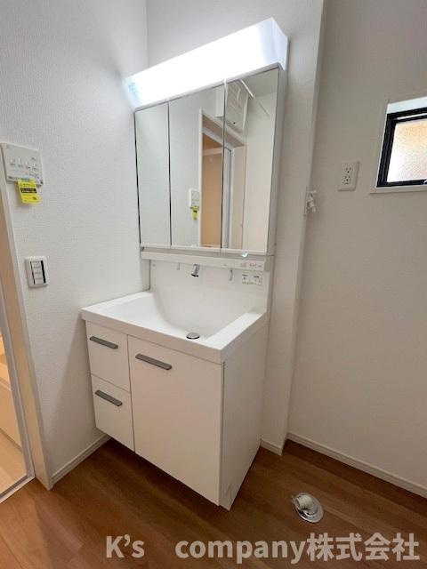 ◎茅ヶ崎市東海岸北5丁目　新築戸建　3号棟の独立洗面台|三面鏡の内側には小物収納が充実しています◇