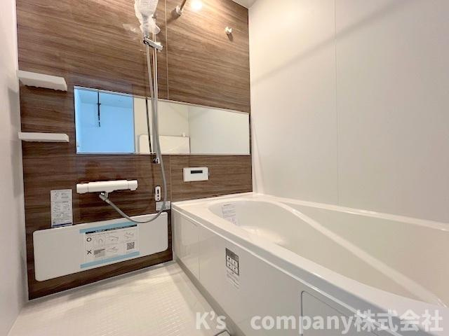 ◎茅ヶ崎市東海岸北5丁目　新築戸建　3号棟の浴室|木目調のアクセントパネルが採用されており、温かみを感じる空間になっています◇