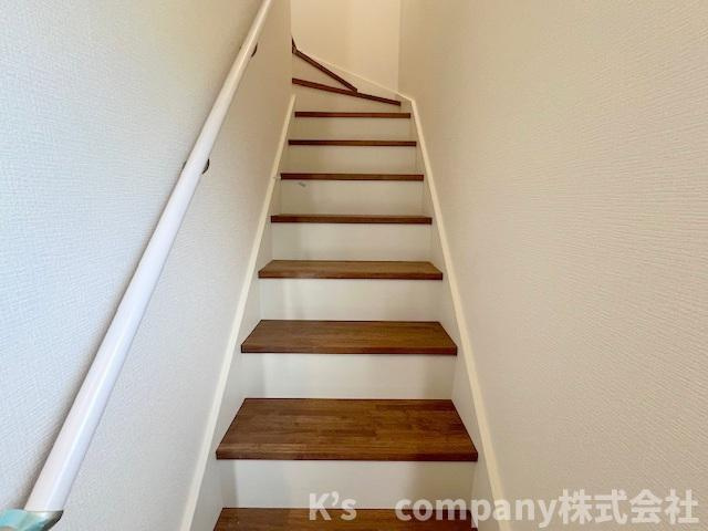 ◎茅ヶ崎市東海岸北5丁目　新築戸建　3号棟の内装|吊り付きの階段☆小さいお子様やご年配にも優しい仕様☆