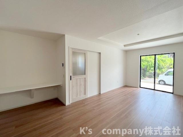 ◎茅ヶ崎市東海岸北5丁目　新築戸建　3号棟の居間・リビング|リビングは折り上げ天井で広さと奥行きが感じられる空間☆