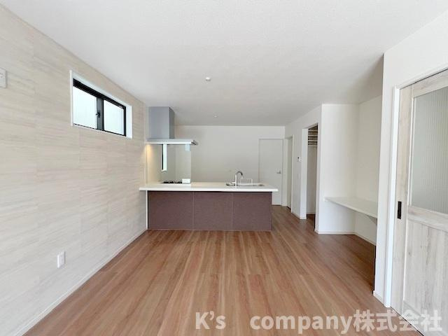 ◎茅ヶ崎市東海岸北5丁目　新築戸建　3号棟の居間・リビング|リビングにいるご家族を感じながらお料理ができるカウンターキッチン☆