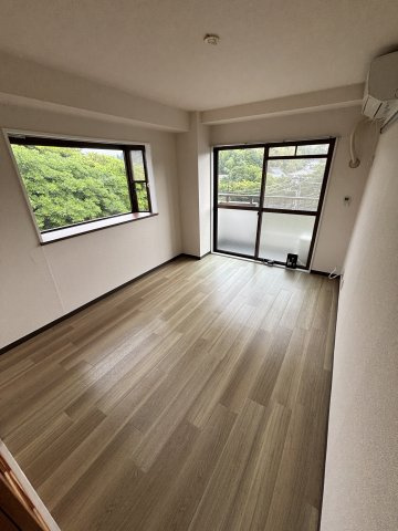 角田ビルの洋室