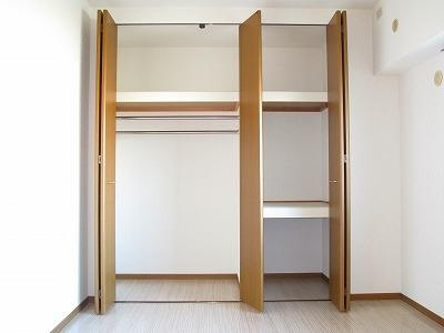 グランシャリオ南大橋の収納|☆広々収納が豊富。リラックス効果で温かみと柔らかさを兼ね備えたフローリングです♪