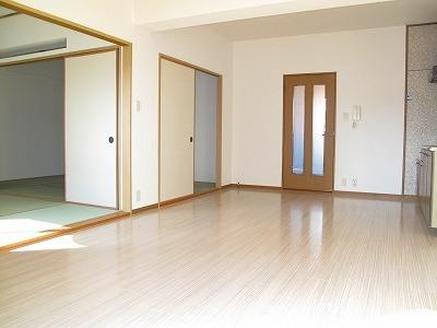 グランシャリオ南大橋の居間・リビング|【人気物件】綺麗な室内、キッチン（持込）広々ＬＤＫ、やわらかな採光が快適な暮らしを彩ります♪