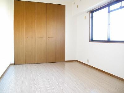 グランシャリオ南大橋の洋室|白を基調☆リラックス効果で温かみと柔らかさを兼ね備えたフローリングです♪