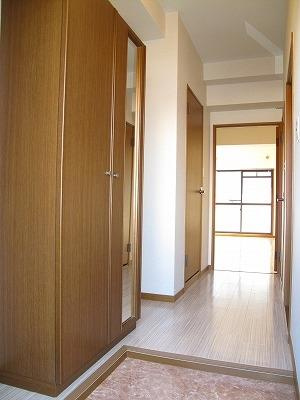 グランシャリオ南大橋の玄関|【人気物件】広々玄関♪シューズボックス、収納が豊富です。