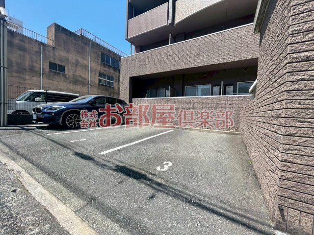 イーズガーデン中央の駐車場|駐車場があるので、車を買う予定の方も安心です
