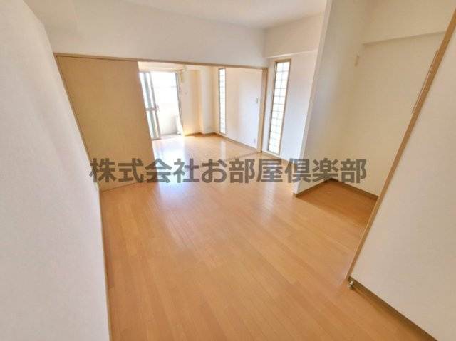 イーズガーデン中央の居間・リビング|こちらのリビングで趣味の時間をお楽しみください