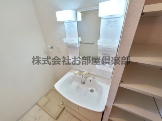 イーズガーデン中央の独立洗面台|朝の支度にも助かる、独立の洗髪洗面化粧台