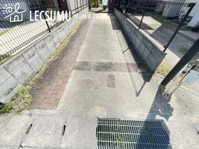 姫路市白浜町宇佐崎北1丁目/中古戸建の前面道路含む現地写真