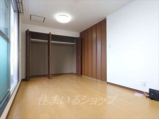 ＧＫビルの寝室|エアコン・照明付き。カーテンはサービス品