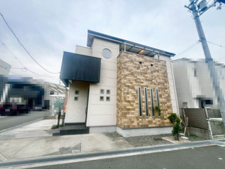 【外観】 | 加守町四丁目　中古戸建 | 角地なので車の車庫入れが苦手な方も安心ですね！