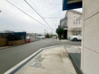 【前面道路含む現地写真】 | 加守町四丁目　中古戸建 | ☆タタミの部屋がございます☆一息つく時の癒しの空間や客間にも使えますね！