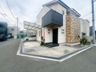 【前面道路含む現地写真】 | 加守町四丁目　中古戸建 | 全居室2面採光ですので、明るく風通しの良い室内に気持ちも明るくなりますね！