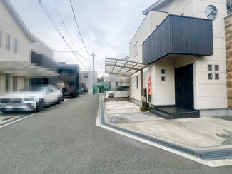 【前面道路含む現地写真】 | 加守町四丁目　中古戸建 | リビング階段ですので、家族と顔を合わす時間が増えますね♪