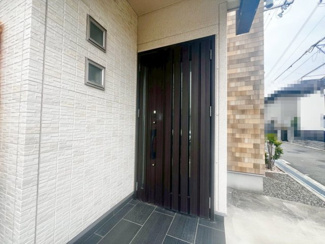 【玄関】 | 加守町四丁目　中古戸建 | 南西面バルコニー！日当たり良好で洗濯物がよく乾きますね！