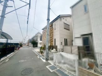 【前面道路含む現地写真】 | 加守町四丁目　中古戸建 | 各居室に収納がございますので居室スペースをすっきりお使いいただけます♪