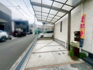 【前面道路含む現地写真】 | 加守町四丁目　中古戸建 | 玄関の上部は吹抜になっており、開放感がありますよ♪