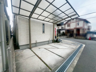 【駐車場】 | 加守町四丁目　中古戸建 | 敷地内には２台分のカースペースを備えています♪愛車の置き場所に困りませんね♪