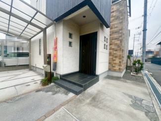 【玄関】 | 加守町四丁目　中古戸建 | タタミコーナ付のLDK２１帖！ゆっくりと家族団欒をお楽しみいただけます！