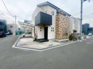 【前面道路含む現地写真】 | 加守町四丁目　中古戸建 | ママの憧れカウンターキッチンですので、家族と会話しながら楽しくお料理できますね！