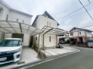 【前面道路含む現地写真】 | 加守町四丁目　中古戸建 | 一坪以上の浴室でのびのび一日の疲れを癒して下さいね♪浴室に窓が付いているので、換気ができて湿気やカビ防止になりますよ！