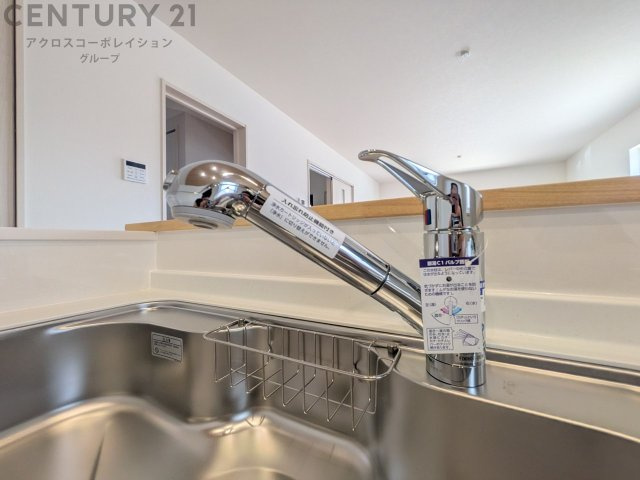 浄水機能付キッチン水栓は、飲み水や調理水の品質を向上させ、健康と安全をサポートします。便利な直飲みや炊飯用水として利用でき、ボトル水の買い物やストックの必要がなくなります。