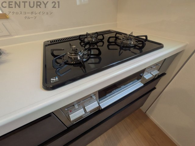 多数の調理器具を同時に使用でき、料理の効率化が可能。省エネで節約になり、様々な料理スタイルに適応できます。また、火力調整が独立しており、手入れや掃除もしやすく、今よりもっとお料理が楽しくなるかも。