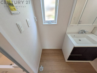 洗濯物の仕分け作業がしやすく、整理整頓が容易になります。洗濯音や湿気を他の部屋に持ち込まず、生活環境を快適に保ちます。上部を活用すれば収納スペースを確保でき洗剤や洗濯用品の整理もしやすくなります。