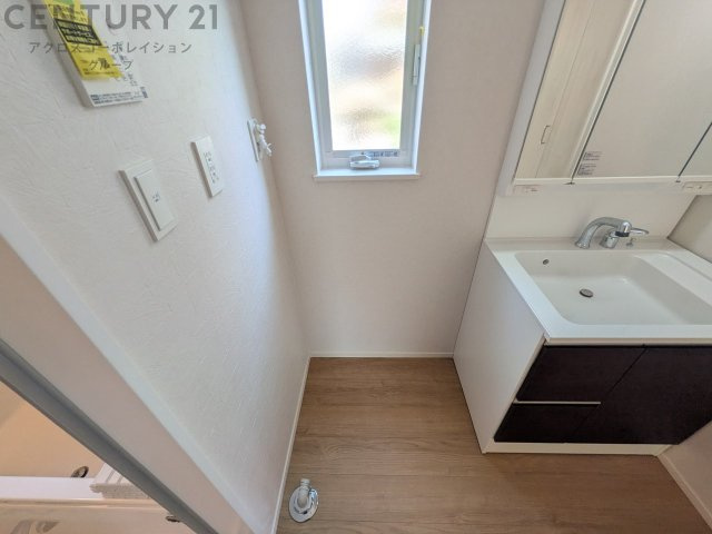洗濯物の仕分け作業がしやすく、整理整頓が容易になります。洗濯音や湿気を他の部屋に持ち込まず、生活環境を快適に保ちます。上部を活用すれば収納スペースを確保でき洗剤や洗濯用品の整理もしやすくなります。