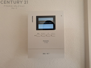 訪問者が来たときにテレビ画面で確認できるため、安心してドアを開けられます。録画機能があるものもあり、留守中に来訪者を記録しておくことができます。利便性が高く、セキュリティ面でも安心です。