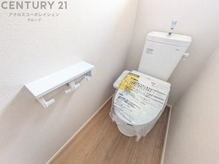 温水洗浄便座付トイレは温水洗浄機能により、暖かい水でおしりを洗浄することができ、冷たい水を使う従来の便座に比べ、温水洗浄機能で暖かいトイレを提供し、快適な使用を可能にします。