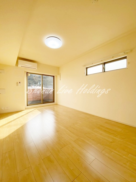 ポート　アリエッタの居間・リビング|広々9.6帖♪2面採光・南東向き