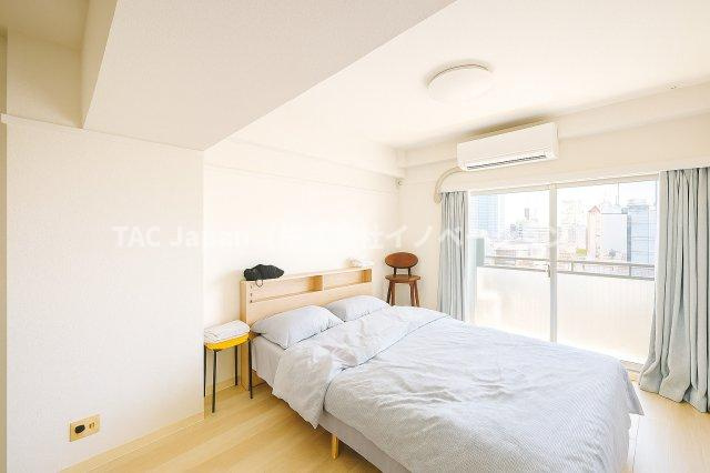 ハイツ西日暮里の洋室|窓からたっぷりと差し込む自然光と、ほどよい広がりが心をゆるめてくれる洋室。家具のレイアウトも自在で、気分や季節に合わせて自分らしい空間づくりが楽しめます。