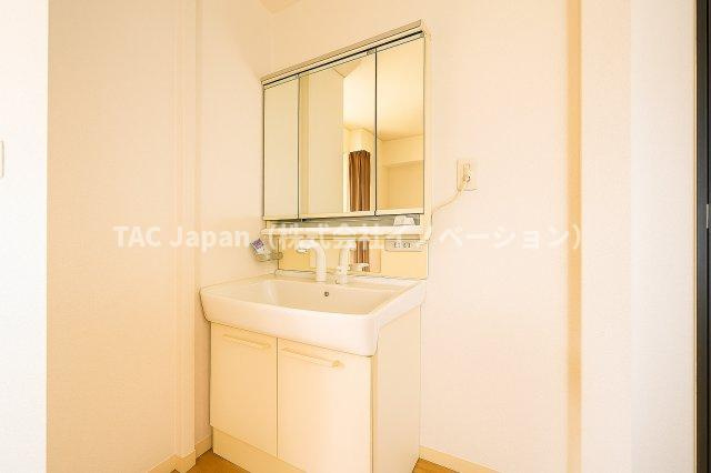 ハイツ西日暮里の独立洗面台|明るい洗面スペースは、使いやすさを徹底的に追求した設計です。忙しい朝も快適に自然と笑顔がこぼれる心地よいひとときを叶えます。毎日の身支度がスムーズに整う、家族みんなに優しい空間です。