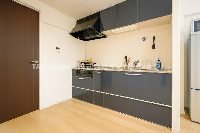 ハイツ西日暮里のキッチン|毎日の料理が楽しくなる、機能的でスタイリッシュなキッチン。収納も豊富で、すっきりとした空間を保ちながら、家族との会話が自然と生まれる心地よい場所です。の