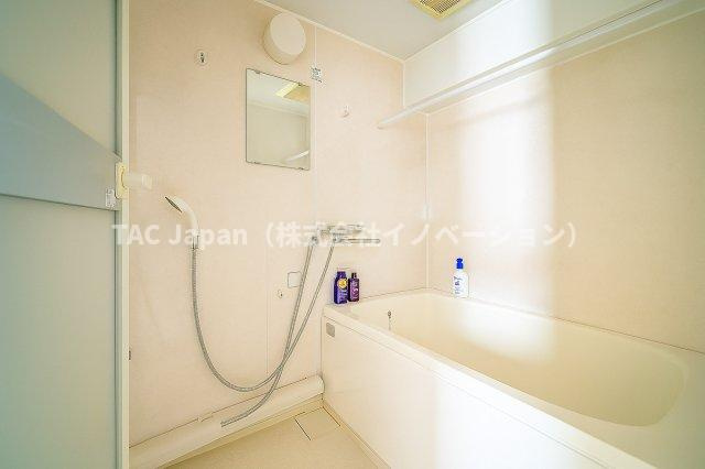 ハイツ西日暮里の浴室|家族みんなの疲れをやさしく包み込む、広々とした癒しのバスルーム。ゆったりとくつろげる空間で、日々のストレスもすっと解きほぐされる、心身ともにリラックスできるひとときをお届けします。