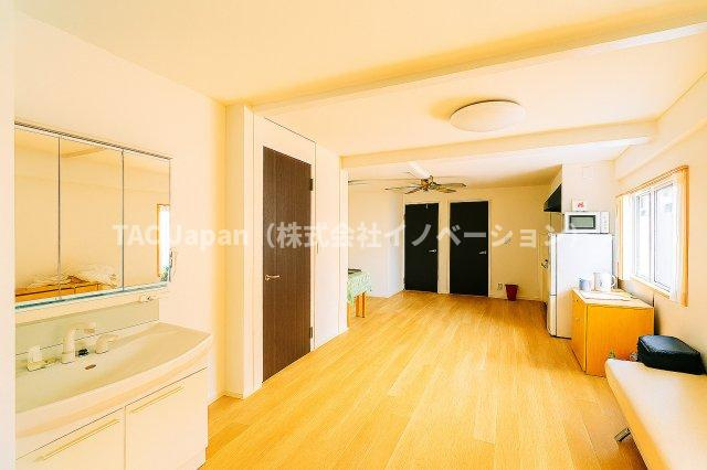 ハイツ西日暮里の居間・リビング|窓からこぼれる光に包まれたリビングは、空間のゆとりと心地よさを感じる特別な場所。朝のコーヒーも、家族との何気ない会話も、この空間にいるだけで豊かに感じられる──そんな、暮らしの中心がここにあります。