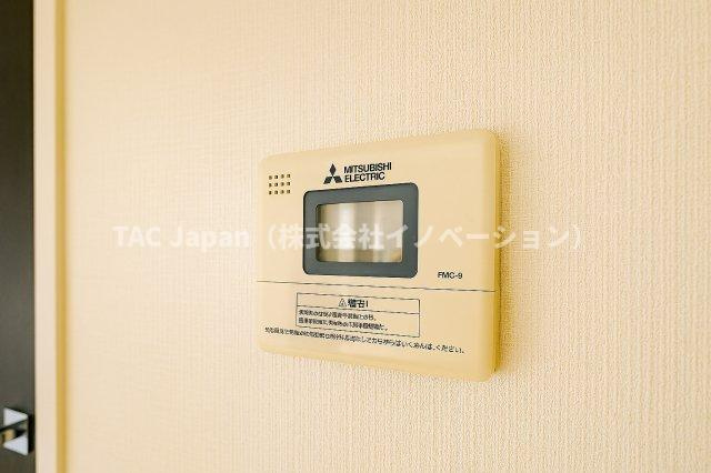 ハイツ西日暮里の発電・温水設備|ワンタッチ操作でお湯張りや追い焚きができるオートバスは、忙しい日々の中でも快適なバスタイムをサポート。湯温の調整や保温も自動で行えるため、いつでもちょうどいい温かさのお風呂が待っています。