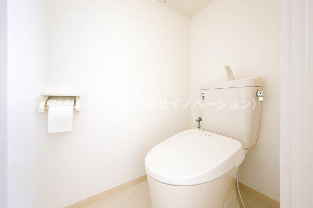 ハイツ西日暮里のトイレ|最新設備を備えたトイレは、快適性とスタイリッシュさを兼ね備えた空間。清潔感のある美しい内装とすっきりとしたデザインが、暮らしに心地よさをプラス。清潔・快適・美しさが調和した、上質なトイレ空間です。