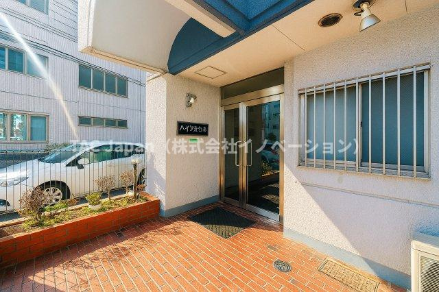 ハイツ西日暮里|落ち着いた上質感あふれるエントランスが、家族の帰宅を温かく包み込みます。毎日の生活に安心感と特別な安らぎをもたらし、住まう方の心にゆとりと豊かさをもたらします。