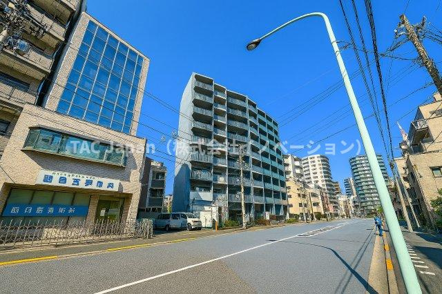 ハイツ西日暮里の外観|周囲の景観と調和する、落ち着きある洗練デザイン。日常の風景にさりげない美しさを添える、ちょうどよい存在感です。