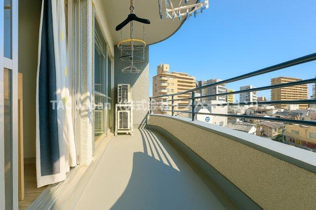 ハイツ西日暮里のバルコニー|そよぐ風と広がる空が心地よく包み込み、日々の疲れをやさしく癒すバルコニー。朝の爽やかな光を浴び、夕暮れの穏やかな色合いに心がほどける、くつろぎのひとときをお届けします。