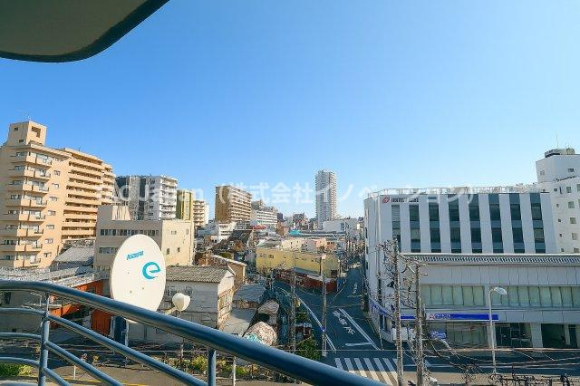 ハイツ西日暮里の展望|スカイツリーを望む風景が、暮らしのリズムに優しく寄り添います。空の移ろい、そよぐ風、遠くの街灯りが日常に静かな豊かさと安らぎをもたらしてくれます。