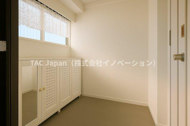 ハイツ西日暮里の玄関|落ち着いたデザインと広々とした空間が調和する玄関は、住まう人を温かく迎え入れます。毎日の出発と帰宅を心地よく包み込み、日常に上質なひとときをもたらしてくれる場所です。