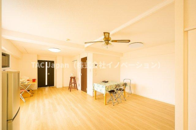 ハイツ西日暮里の居間・リビング|落ち着いた品格ある内装と広々としたゆとりの空間が融合したリビングは、家族の安らぎの場となり、食事や団らんの時間を一層豊かに彩ります。